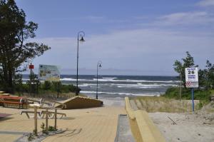plaża z ławkami i ocean w tle w obiekcie OW Tęcza Przy Plaży w mieście Krynica Morska