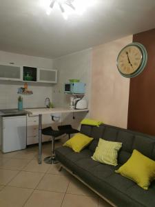 德爾錫倫西奧海岸的住宿－Apartment Chaparral，客厅配有沙发和墙上的时钟