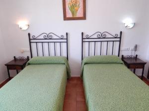 Een bed of bedden in een kamer bij Hotel Cortijo Los Gallos