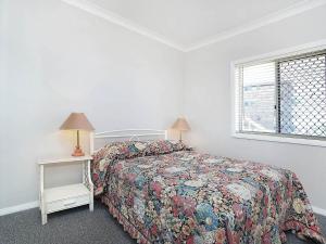 恩瑞斯的住宿－Beachcomer 1，白色的卧室设有床和窗户