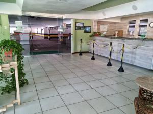 una hall di un fast food con bandiere di Angra Inn - Praia Grande 206 ad Angra dos Reis