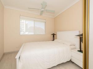 Кровать или кровати в номере Lakeshore Apartments Unit 5