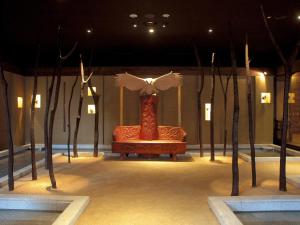 a room with a red chair with an eagle on it at Akan Tsuruga Besso Hinanoza in Akankohan