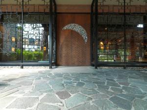 wejście do budynku z kamienną podłogą w obiekcie Akan Tsuruga Besso Hinanoza w mieście Akankohan