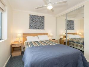 Ein Bett oder Betten in einem Zimmer der Unterkunft The Entrance Waterfront Resort Unit 302