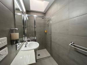 a bathroom with a sink and a shower at Ryley Motor Inn in Wangaratta +13 photos