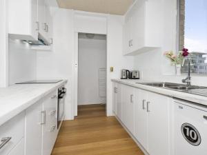 Η κουζίνα ή μικρή κουζίνα στο Tasman Towers Unit 13 +4 φωτογραφίες