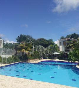 una gran piscina con agua azul y palmeras en praga en Santa Fe de Antioquia