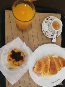 una bandeja de comida con un pastelito y una bebida en TripGeo Guesthouse, en Lisboa