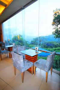 comedor con mesa de cristal y sillas en Chalet Baguio, en Baguio