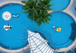 Bazén v ubytování R-Mar Resort and Spa Patong, Phuket nebo v jeho okolí