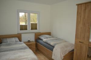 韋爾特的住宿－Ferienhof Thele Wohnung EG，一间卧室设有两张床和窗户。