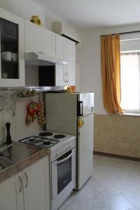 a kitchen with a stove and a refrigerator at Apartment Devivi Adris in Split