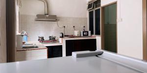A kitchen or kitchenette at Cameron Magpie House