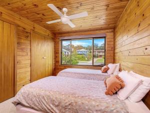1 dormitorio con 2 camas y ventilador de techo en The Golden Ticket by Experience Jervis Bay, en Vincentia