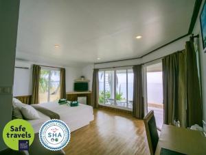 1 dormitorio grande con 1 cama y ventana grande en Makathanee Resort, en Ko Mak