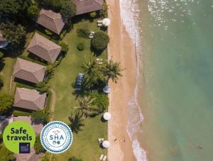 eine Luftansicht auf einen Strand und das Meer in der Unterkunft Makathanee Resort in Ko Mak