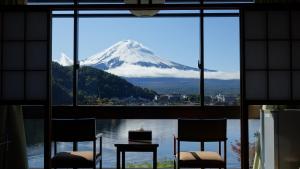 富士河口湖町にあるホテルニューセンチュリーの窓越しに雪山を望む