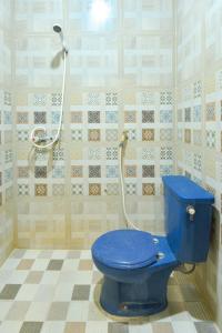 A bathroom at Sekar Ayu Hotel Malioboro Mitra RedDoorz