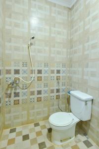 A bathroom at Sekar Ayu Hotel Malioboro Mitra RedDoorz