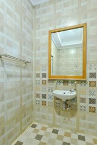 A bathroom at Sekar Ayu Hotel Malioboro Mitra RedDoorz