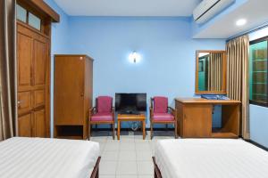 A television and/or entertainment centre at Sekar Ayu Hotel Malioboro Mitra RedDoorz