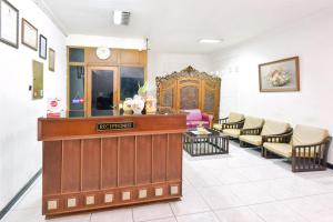 A seating area at Sekar Ayu Hotel Malioboro Mitra RedDoorz
