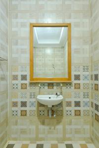 A bathroom at Sekar Ayu Hotel Malioboro Mitra RedDoorz