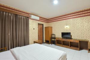 A television and/or entertainment centre at Sekar Ayu Hotel Malioboro Mitra RedDoorz
