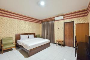 Tempat tidur dalam kamar di Sekar Ayu Hotel Malioboro Mitra RedDoorz