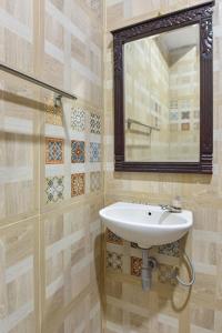 A bathroom at Sekar Ayu Hotel Malioboro Mitra RedDoorz