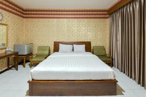 A bed or beds in a room at Sekar Ayu Hotel Malioboro Mitra RedDoorz