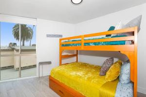 Postel nebo postele na pokoji v ubytování Highly rated Best Beach! AC Luxury KING Beds! + 36 fotografií