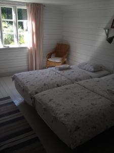 A bed or beds in a room at Säbyholms Gård