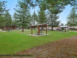 einen Park mit einem Picknicktisch und einem Pavillon in der Unterkunft 44 Oaks Avenue in Long Jetty
