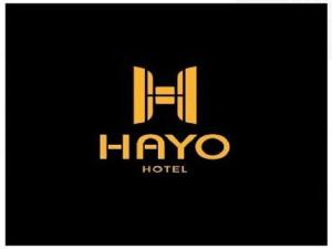 un logo pour un hôtel avec la lettre h dans l'établissement Hayo Hotel Palembang, à Sukarami