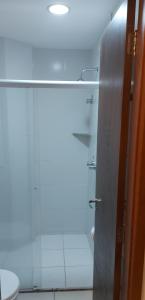 een badkamer met een douche en een toilet in een kamer bij Riviera park Thermas Flat 1 in Caldas Novas