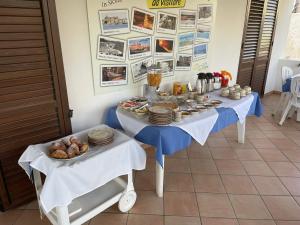 un tavolo con un buffet di cibo sopra di Mare e Sole Villa Urso ad Avola