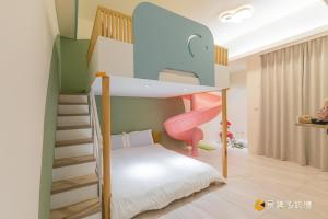 um quarto para crianças com um beliche e um escorrega em The Lion King House em Jian