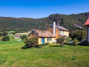 Gallery image of 8 person holiday home in Liabygda-By Traum in Eidsdal