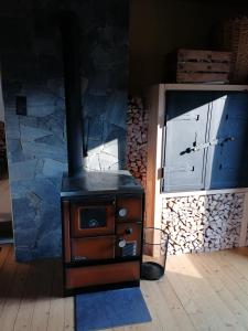 estufa de leña en una habitación con pared de piedra. en Ferienwohnung "Josefine und Ihr Kavalier", en Kundl