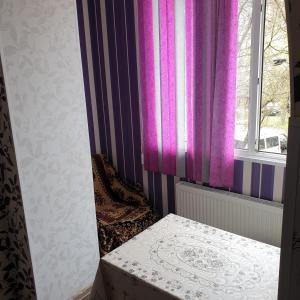 a room with a purple curtain and a window at Apartament cu 2 odai in chirie or.Soroca in Soroca