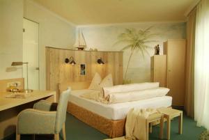 1 dormitorio con 1 cama, mesa y sillas en Flair Hotel Zum Schwarzen Reiter, en Horgau