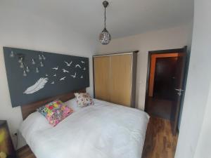 - une chambre avec un lit blanc et 2 oreillers dans l'établissement 1 Bedroom cozy flat, à Pamporovo