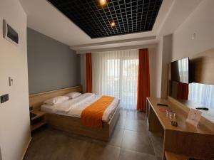 um quarto de hotel com uma cama e uma janela em CSK OTEL em Tekirdağ