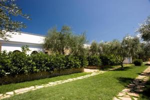 A garden outside Ferienwohnung ulivo mit Pool und Privatstrand