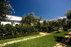 A garden outside Ferienwohnung ulivo mit Pool und Privatstrand