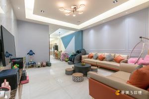 uma sala de estar com dois sofás e uma televisão em The Lion King House em Jian