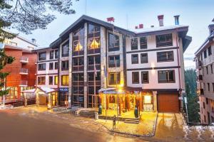 パンポロボにある1 Bedroom cozy flatの店の前にある大きな建物