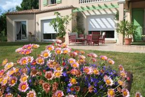 un jardin de fleurs devant une maison dans l'établissement Une Chambre à la Campagne, à Nantes